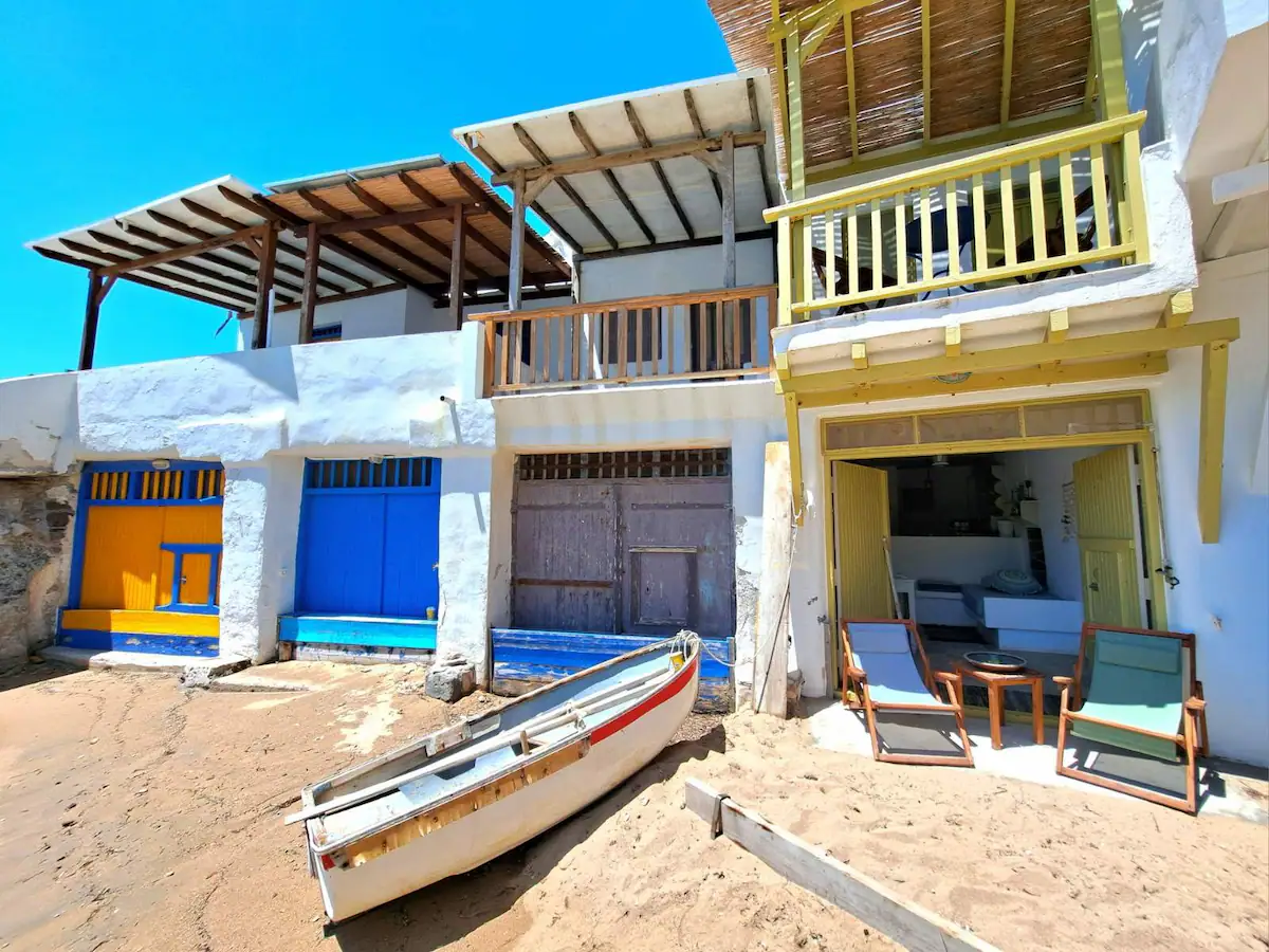 Μήλος-ενοικιαζόμενα-Airbnb- Milos-Salty-Breeze-Boathouse