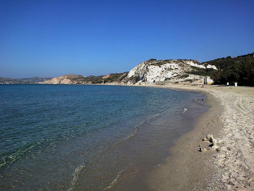 Αχιβαδολίμνη: ρηχά καθαρά νερά και ανοιχτόχρωμη άμμος κάτω από λευκούς βράχους