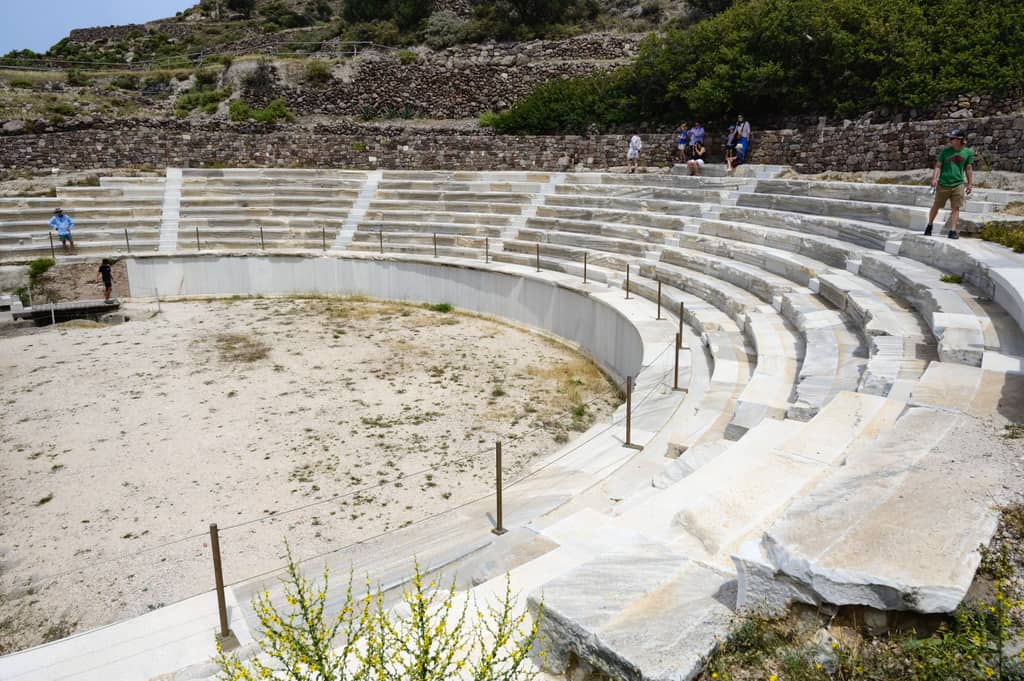 Αρχαίο θέατρο Μήλου: ημικυκλικές σειρές από λευκά μαρμάρινα καθίσματα γύρω από την ορχήστρα