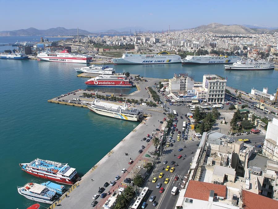 Δρομολόγια πλοίων Μήλος: το λιμάνι του Πειραιά από ψηλά, με επιβατηγά πλοία δεμένα στις αποβάθρες