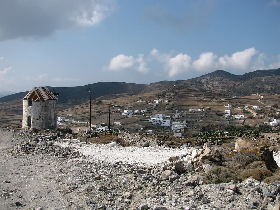 Εκδρομή Κίμωλος: πέτρινος ανεμόμυλος και λευκά σπίτια σε πλαγιά της Κιμώλου