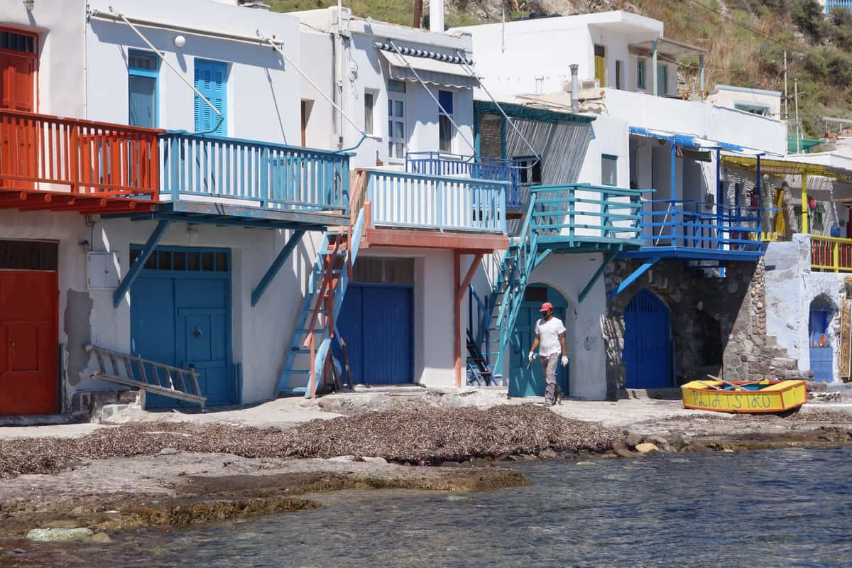 Πολύχρωμα σύρματα με μπαλκόνια και πόρτες για βάρκες στο Κλήμα της Μήλου