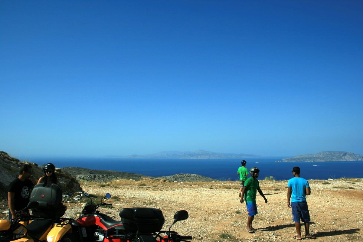 Γουρούνες (ATV) σταθμευμένες σε ξέφωτο πάνω από το Αιγαίο, σε νησί των Κυκλάδων
