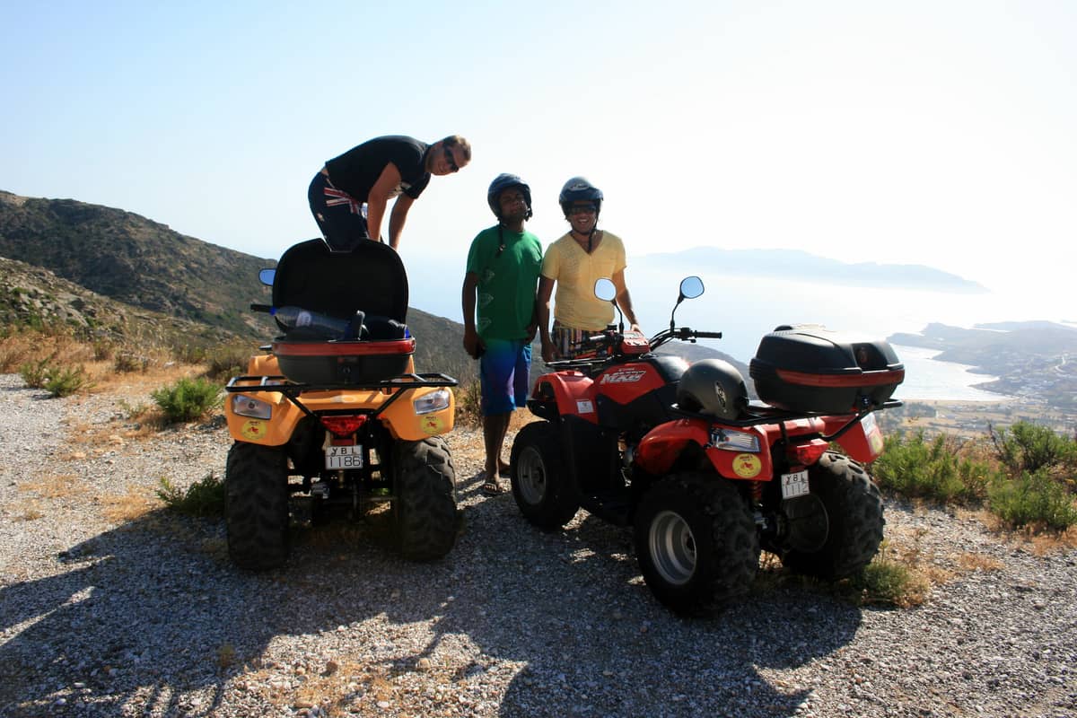 Γουρούνα Μήλος: δύο γουρούνες (ATV) σταματημένες σε χωματόδρομο των Κυκλάδων, με θέα στο Αιγαίο