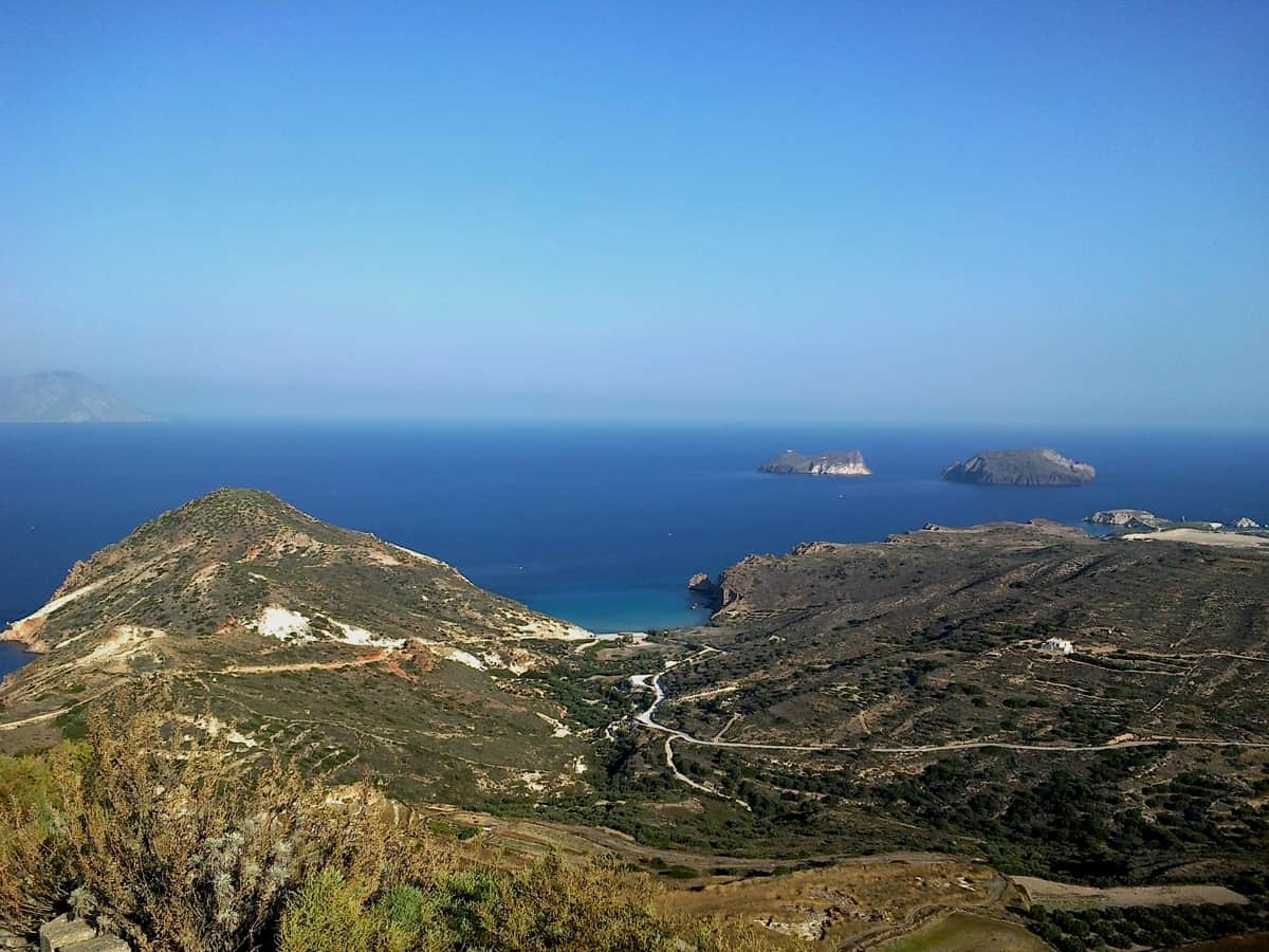 Μήλος ή Σαντορίνη: θέα από το Κάστρο της Πλάκας στη Μήλο προς τους λόφους, τη θάλασσα και τα νησάκια
