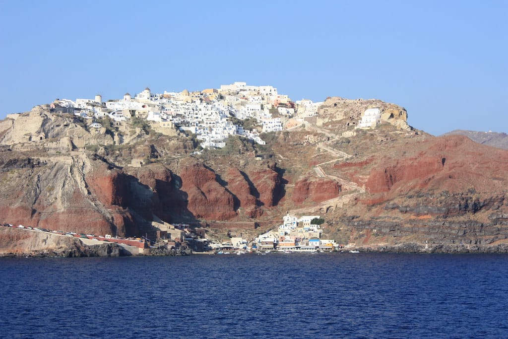 Μήλος ή Σαντορίνη: η Οία της Σαντορίνης με λευκά σπίτια πάνω σε κόκκινους ηφαιστειακούς γκρεμούς