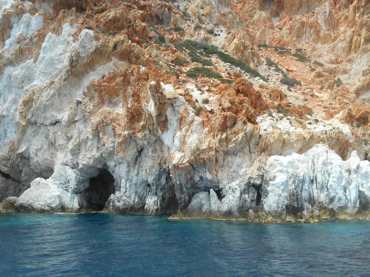 kayak Πολύαιγος: θαλάσσια σπηλιά στις λευκές και πορτοκαλί ακτές της Πολυαίγου