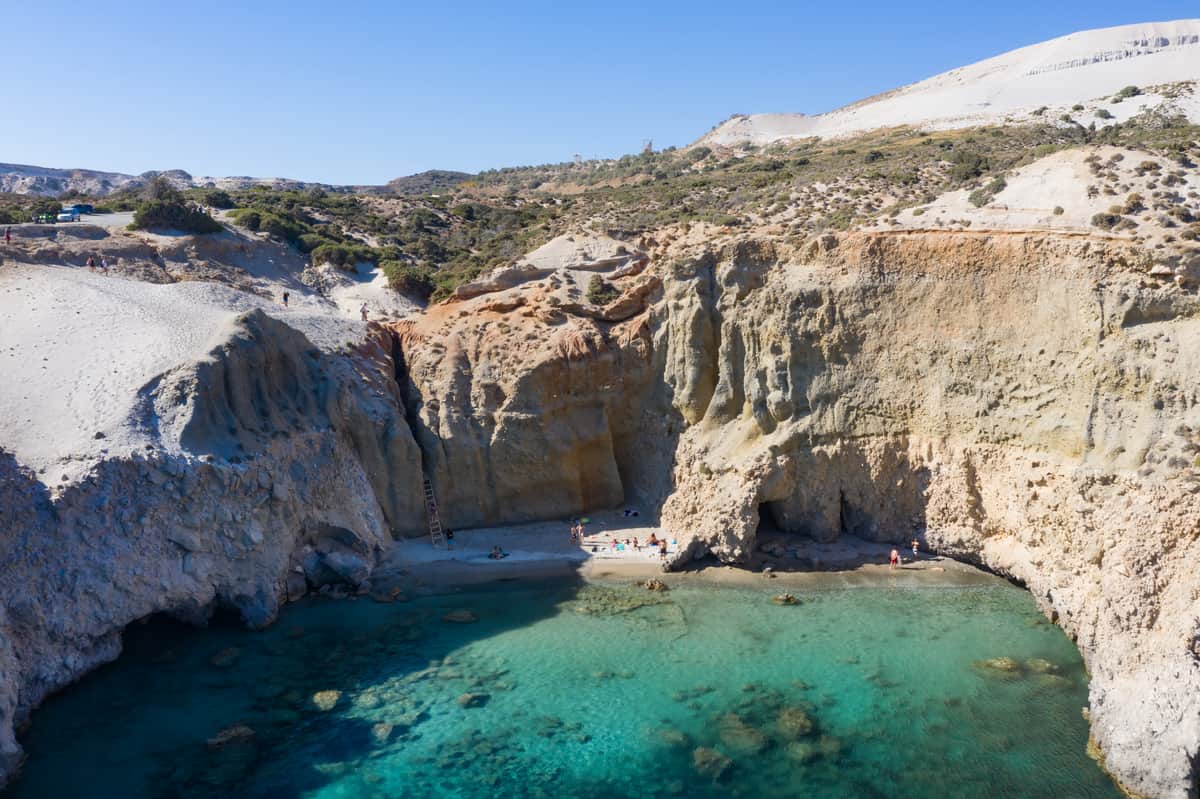 kayak Τσιγκράδο: ο μικρός κολπίσκος του Τσιγκράδου με τη σκάλα, τις σπηλιές και τα τιρκουάζ νερά από ψηλά