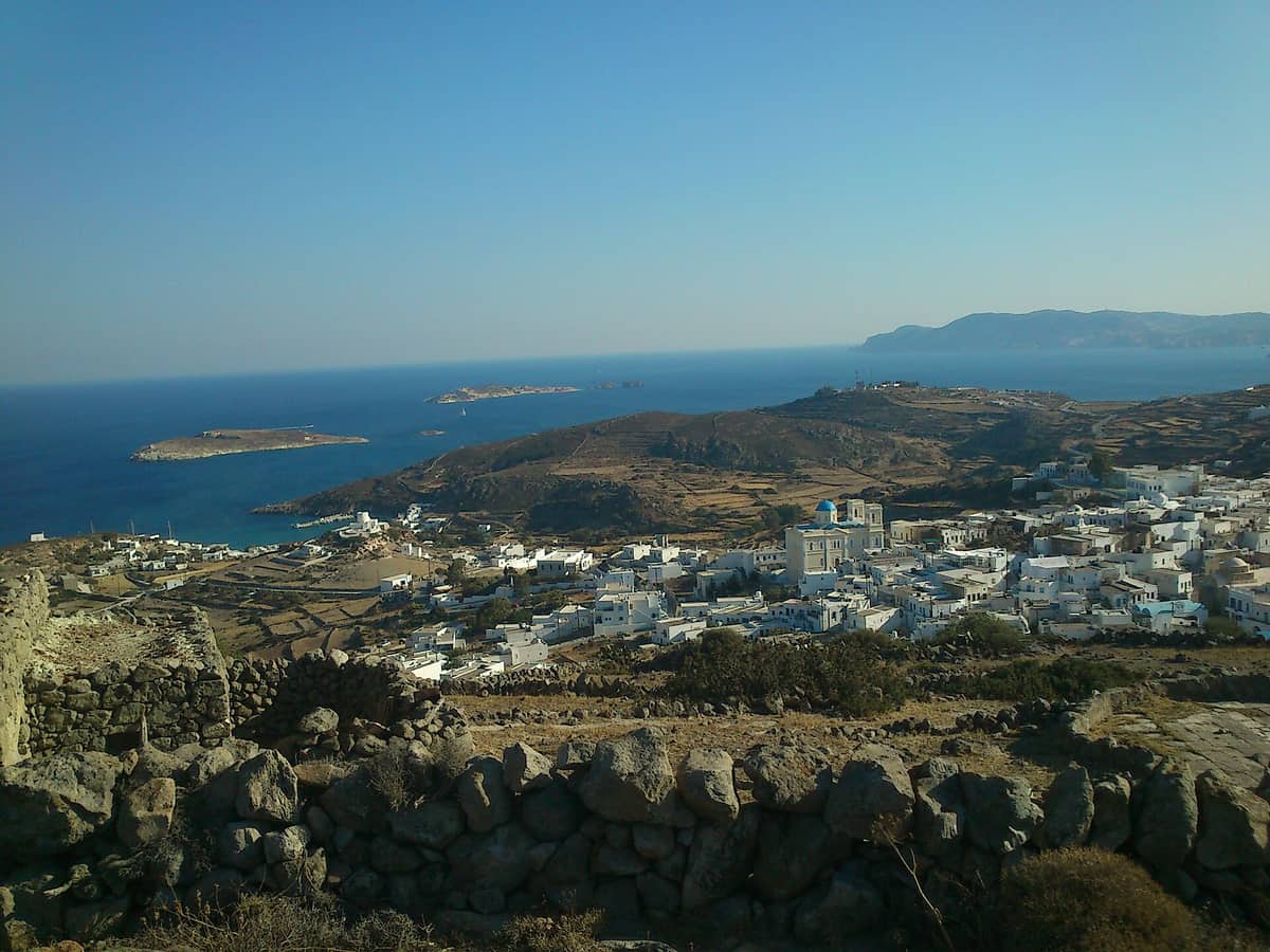 Το Χωριό της Κιμώλου με λευκά σπίτια πάνω από το λιμάνι και νησάκια στη θάλασσα