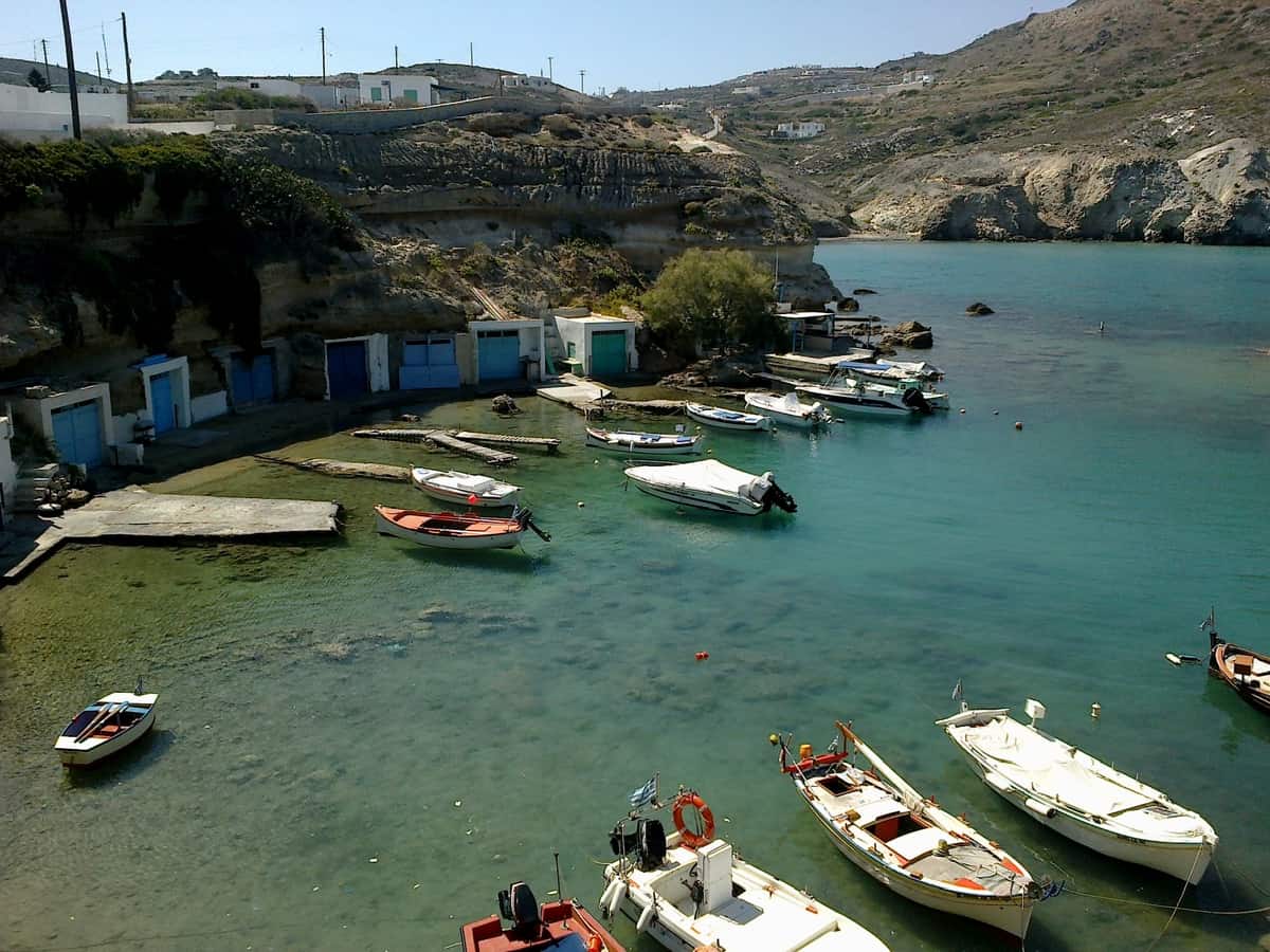 Μανδράκια Μήλος: το λιμανάκι με τα χρωματιστά σύρματα και τις ψαρόβαρκες μέσα στον κολπίσκο