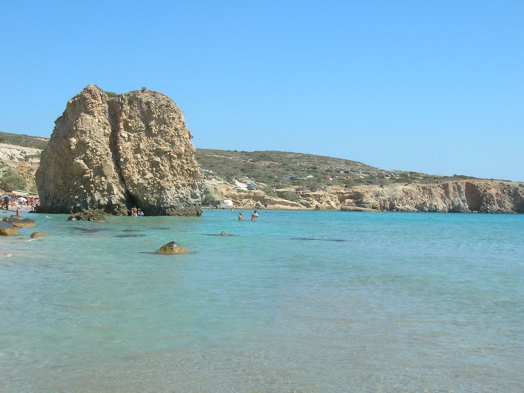 Μήλος με παιδιά: ρηχά τιρκουάζ νερά και αμμουδιά στον Προβατά, με λουόμενους κοντά στην ακτή