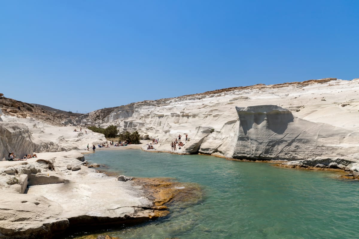 Η Μήλος και οι λευκοί ηφαιστειακοί βράχοι στην παραλία Σαρακήνικο