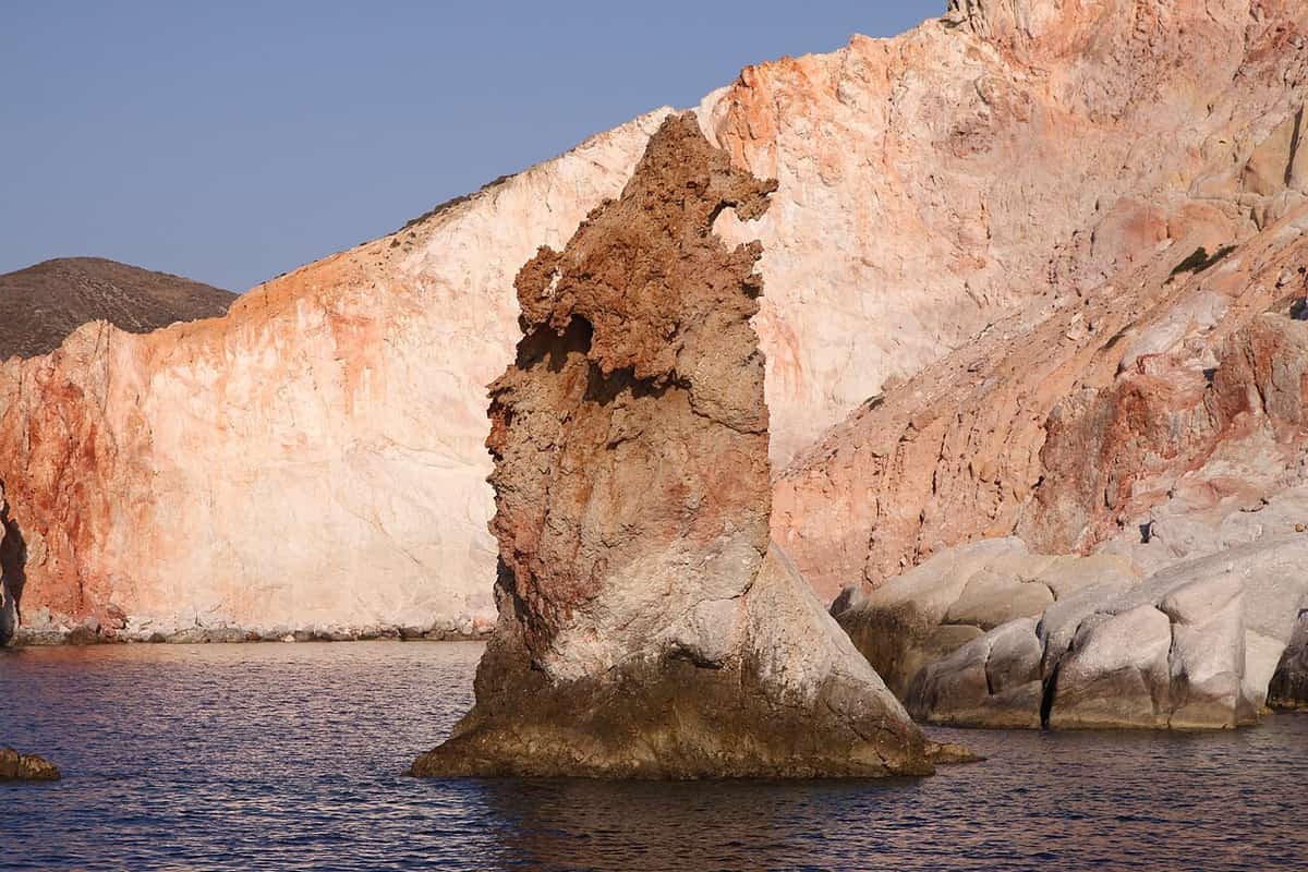 Πλάθιενα: ο ηφαιστειακός βράχος Αρκούδες μέσα στη θάλασσα, μπροστά σε λευκούς και ροζ γκρεμούς στη βόρεια ακτή της Μήλου
