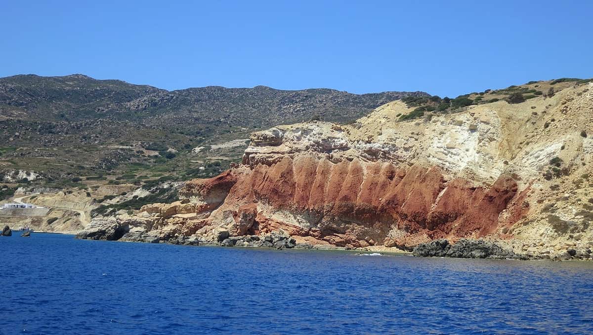 Πότε να πάω στη Μήλο: χρωματιστοί βράχοι και ήρεμα βαθυγάλαζα νερά στη νότια ακτή του νησιού