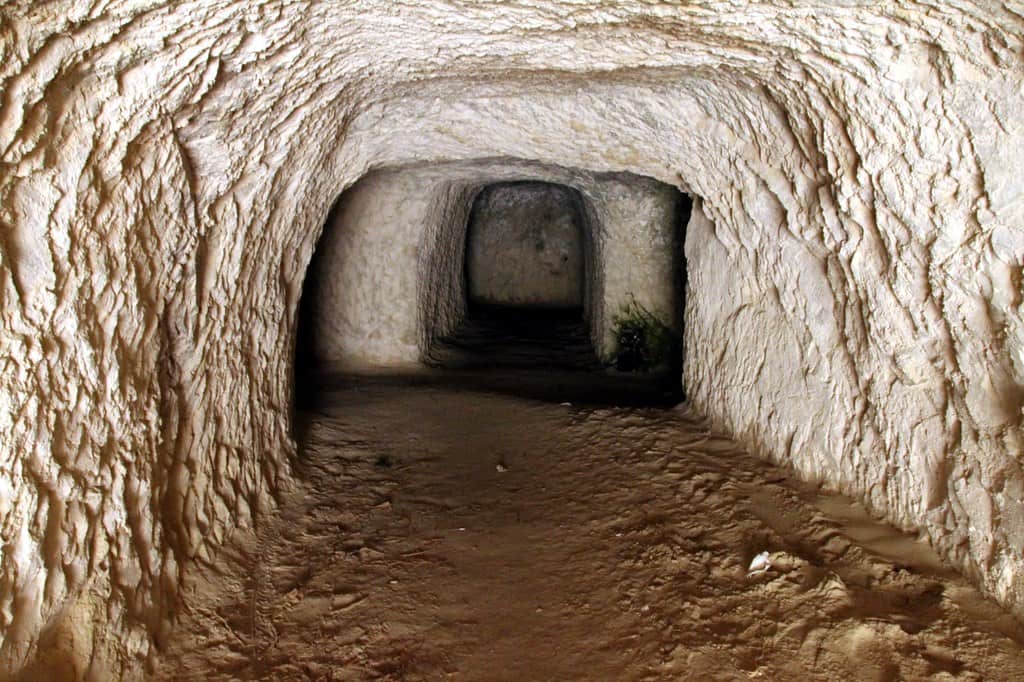 Μήλος πρόγραμμα 3 ημερών: παλιό σκαμμένο τούνελ μέσα σε λευκό ηφαιστειακό βράχο κοντά στο Σαρακήνικο