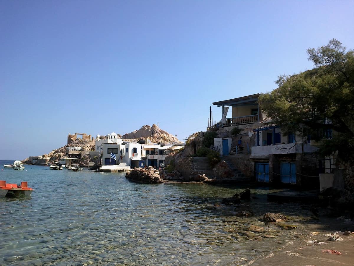 Ψάρεμα Μήλος: τα σύρματα με τις χρωματιστές πόρτες και οι βάρκες στον Φυροπόταμο