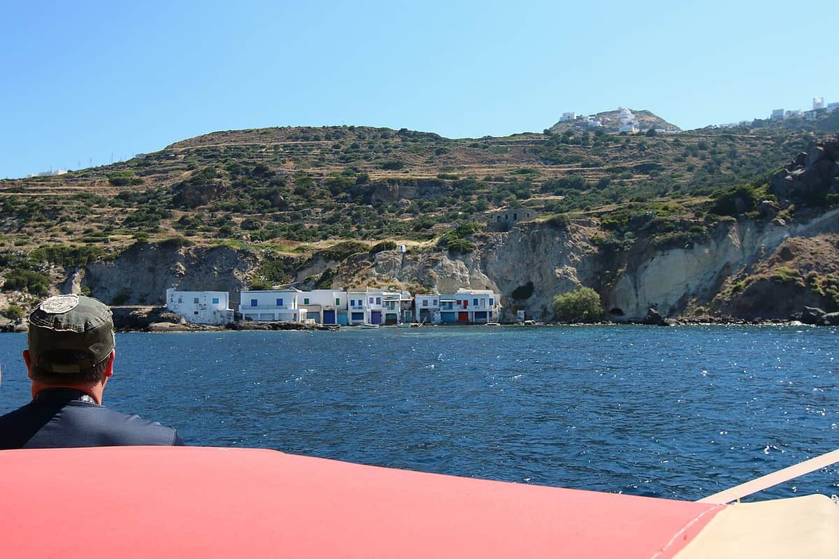 Salty Breeze Beach House Μήλος: λευκά σύρματα στην ακτή της Αρετής και η Πλάκα στην κορυφή του λόφου από πάνω