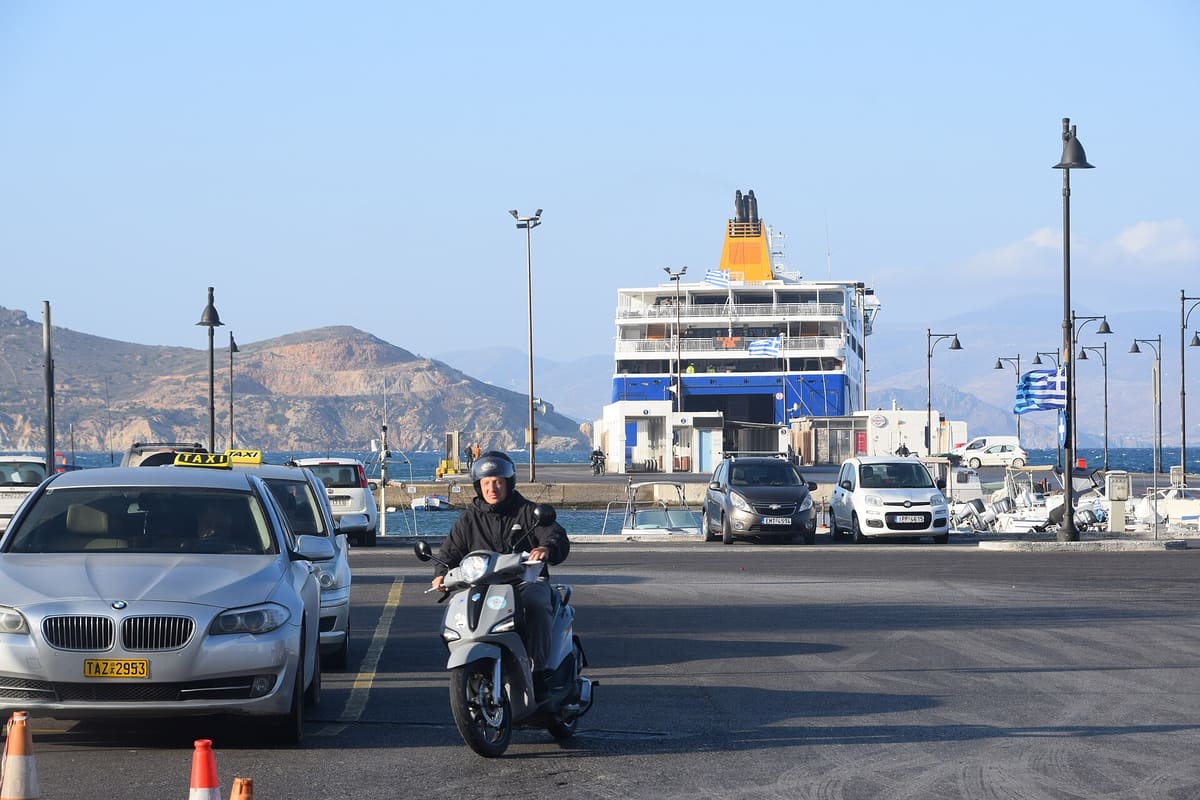Ταξί Μήλος: ταξί περιμένουν στο λιμάνι νησιού των Κυκλάδων δίπλα σε πλοίο