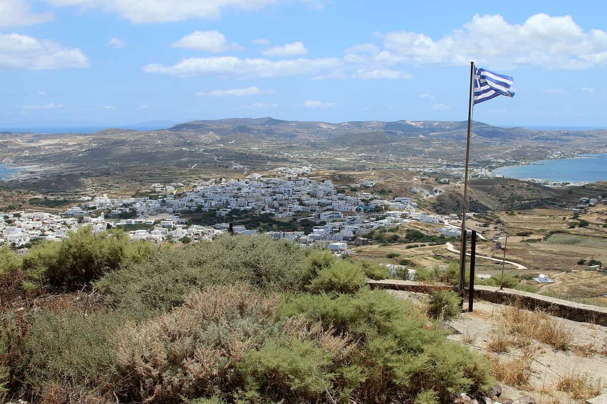 Τριοβάσαλος Μήλος: οι λευκοί οικισμοί στους λόφους νοτιοανατολικά της Πλάκας με τον κόλπο στο βάθος