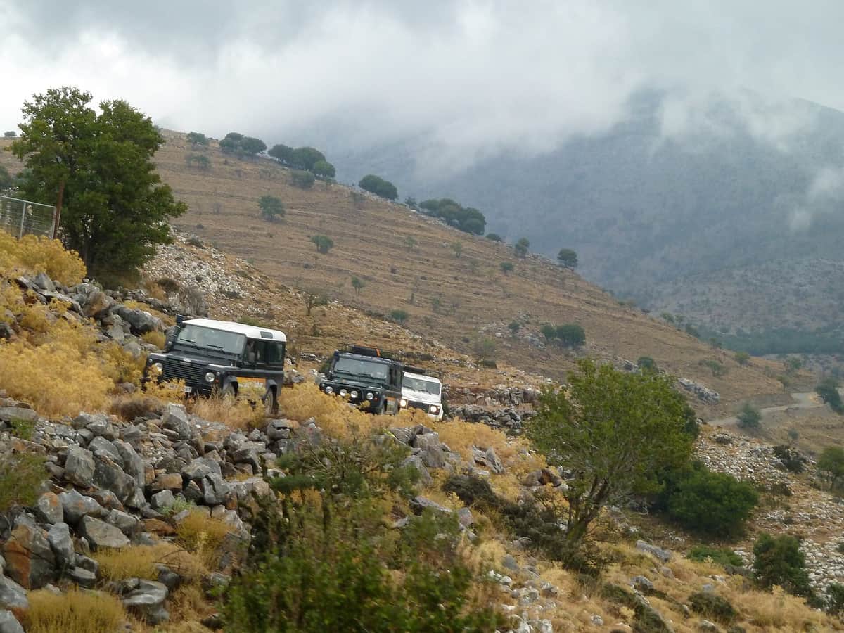 Τζιπ σαφάρι Μήλος: οχήματα 4x4 σε πετρώδη χωματόδρομο πλαγιάς σε ελληνικό νησί
